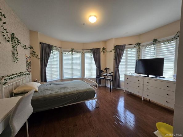 337 Park Crescent, College Point NY 11356