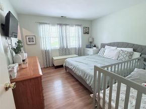 5 Petersen Court 5, West Babylon NY 11704