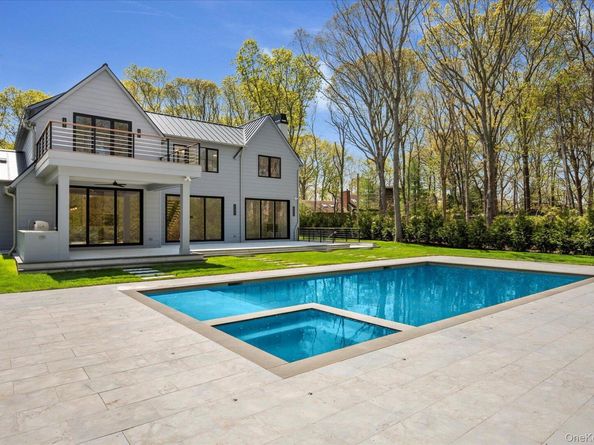 8 Ashwood Court, Southampton NY 11968
