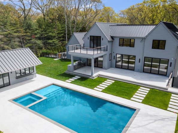 8 Ashwood Court, Southampton NY 11968