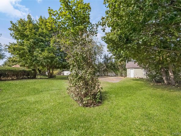 104 Grohmans Lane, Plainview NY 11803