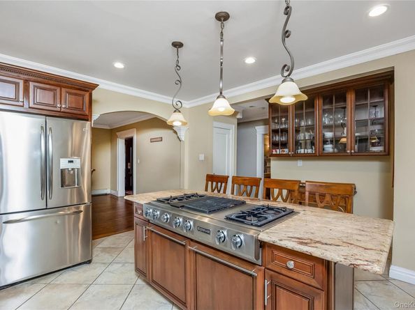 104 Grohmans Lane, Plainview NY 11803