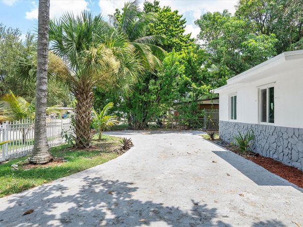 4520 SW 38th St, West Park FL 33023