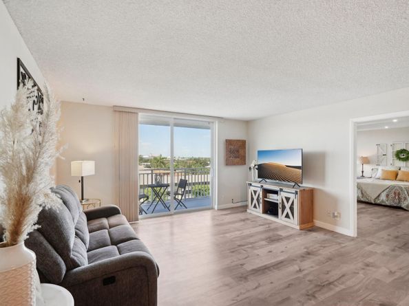 427 Golden Isles Dr 6D, Hallandale Beach FL 33009