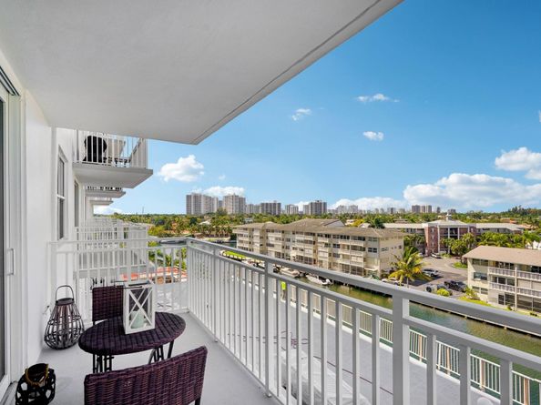 427 Golden Isles Dr 6D, Hallandale Beach FL 33009