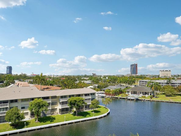 427 Golden Isles Dr 6D, Hallandale Beach FL 33009