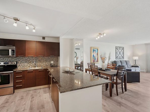427 Golden Isles Dr 6D, Hallandale Beach FL 33009