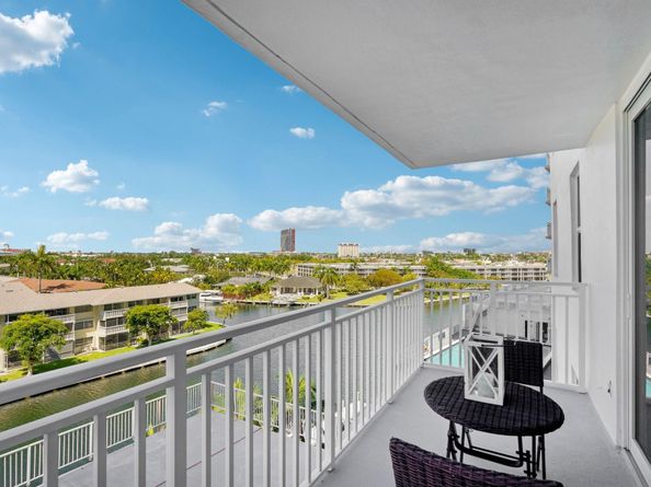 427 Golden Isles Dr 6D, Hallandale Beach FL 33009