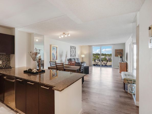427 Golden Isles Dr 6D, Hallandale Beach FL 33009