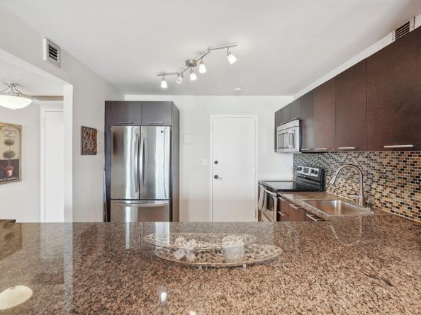 427 Golden Isles Dr 6D, Hallandale Beach FL 33009