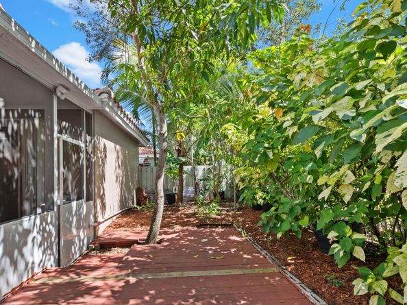 4035 Tree Tops Rd, Hollywood FL 33026
