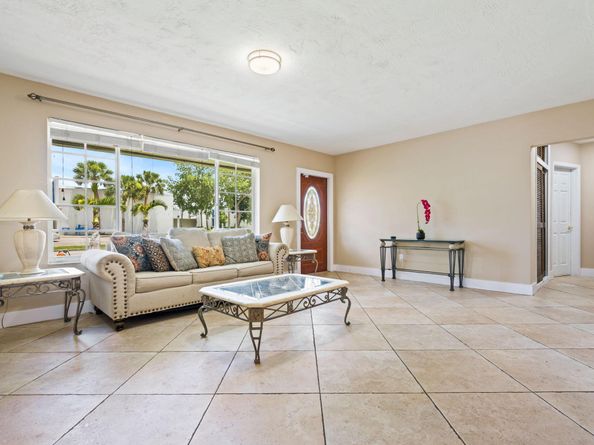 1740 NW 113 Avenue, Pembroke Pines FL 33026