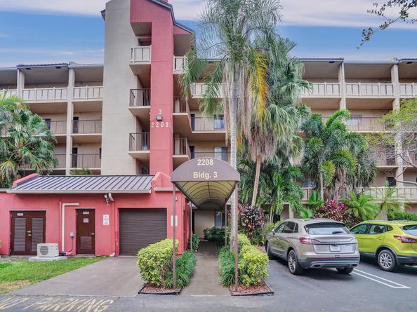 2208 S Cypress Bend Dr 401, Pompano Beach FL 33069
