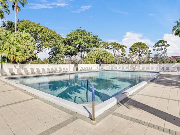 2208 S Cypress Bend Dr 401, Pompano Beach FL 33069