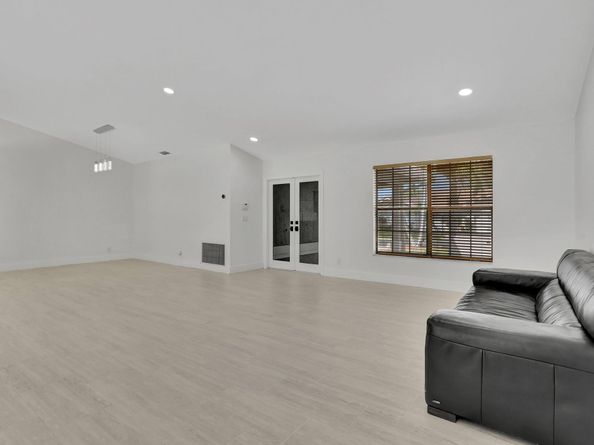 5264 NW 89th Dr, Coral Springs FL 33067