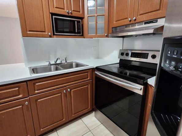 212 Lake Point Dr 211, Oakland Park FL 33309