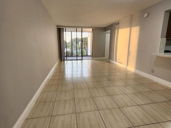 212 Lake Point Dr 211, Oakland Park FL 33309