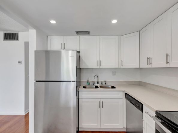 2936 Lake Shore Drive 108, Riviera Beach FL 33404