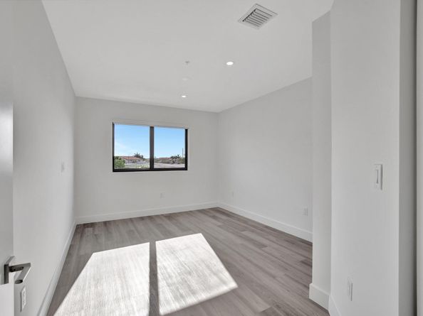 4208 NE 7th Ter 8, Oakland Park FL 33334