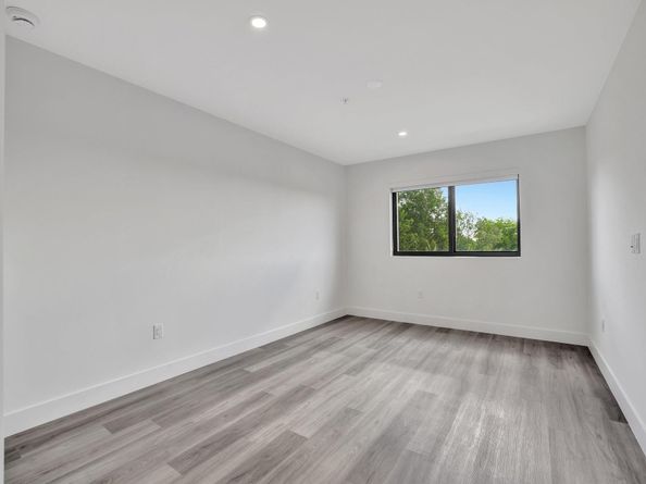 4208 NE 7th Ter 8, Oakland Park FL 33334