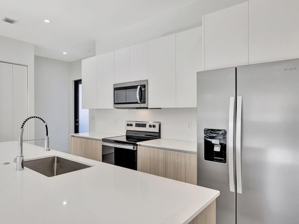 4208 NE 7th Ter 8, Oakland Park FL 33334
