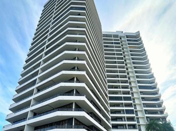 100 Lakeshore Drive