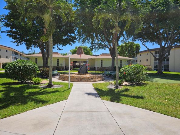 400 Village Green Circle W 202, Palm Springs FL 33461