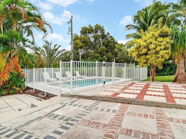 901 39th Court, West Palm Beach FL 33407