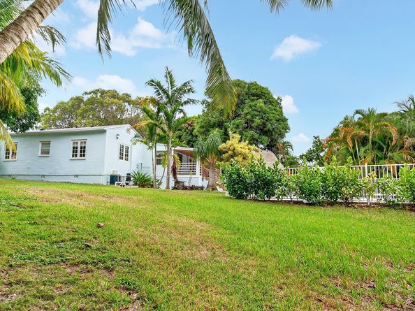 901 39th Court, West Palm Beach FL 33407