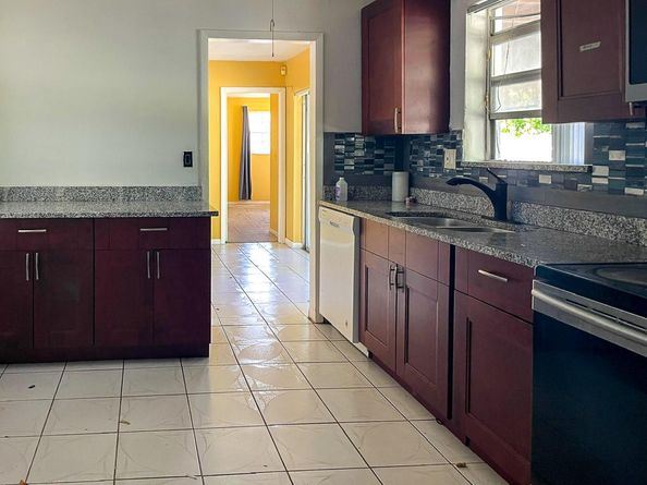 2421 NW 63rd Ave, Sunrise FL 33313