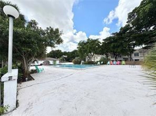 2810 Riverside Dr 205, Coral Springs FL 33065