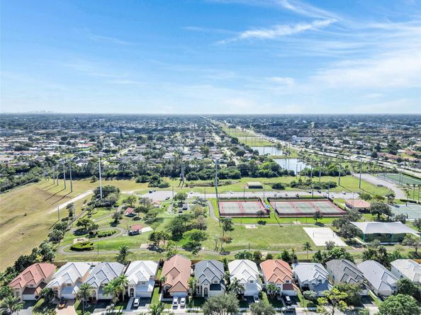 6840 NW 26th St, Margate FL 33063