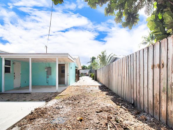 325 SE 10th Court, Deerfield Beach FL 33441