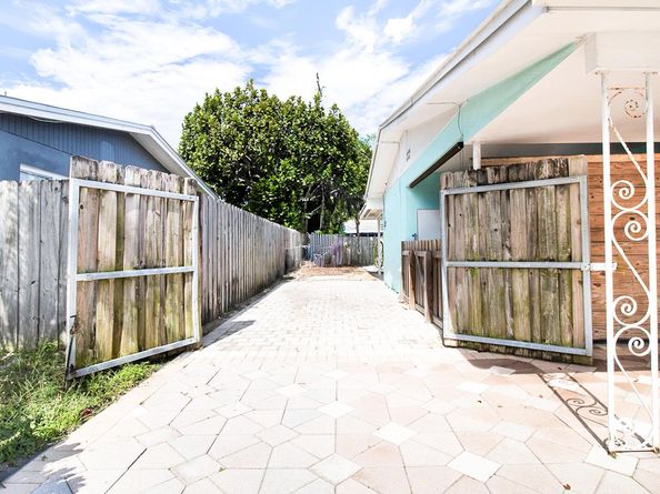 325 SE 10th Court, Deerfield Beach FL 33441