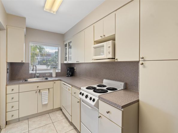 161 NE 10th Ave 3B, Hallandale Beach FL 33009