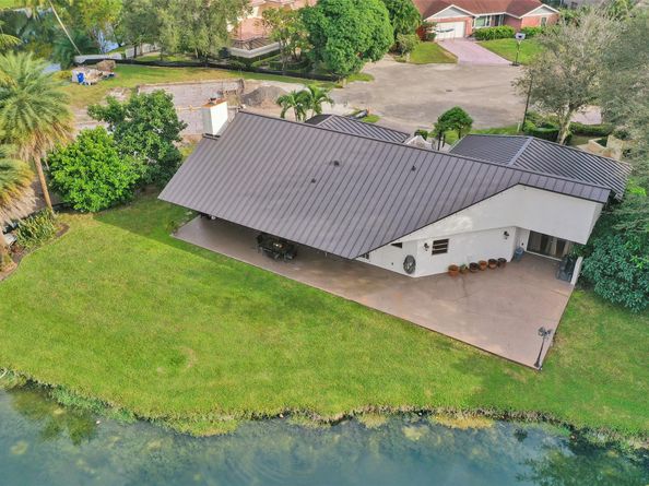 1041 SW 92nd Ave, Plantation FL 33324