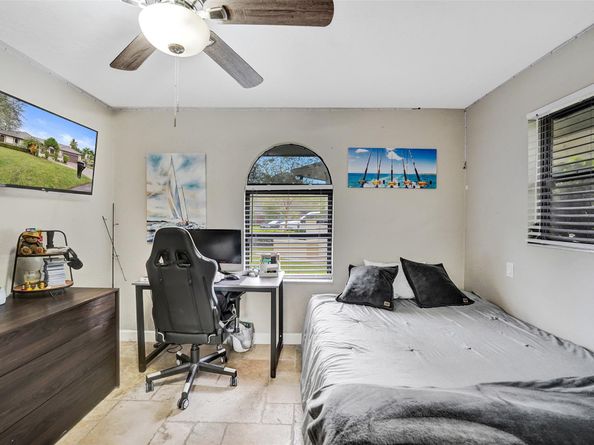 1041 SW 92nd Ave, Plantation FL 33324