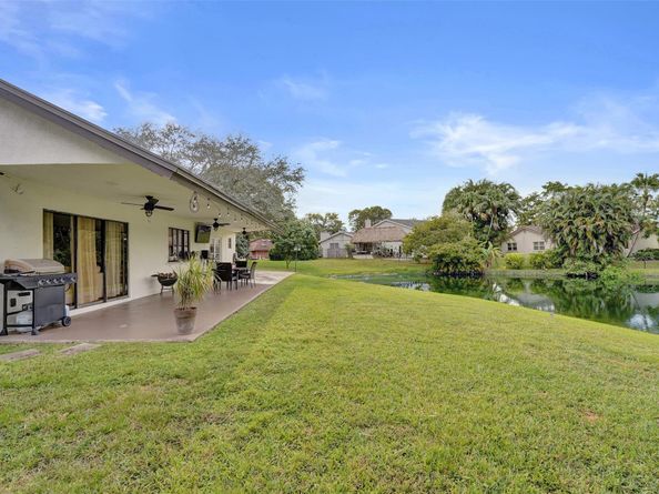 1041 SW 92nd Ave, Plantation FL 33324
