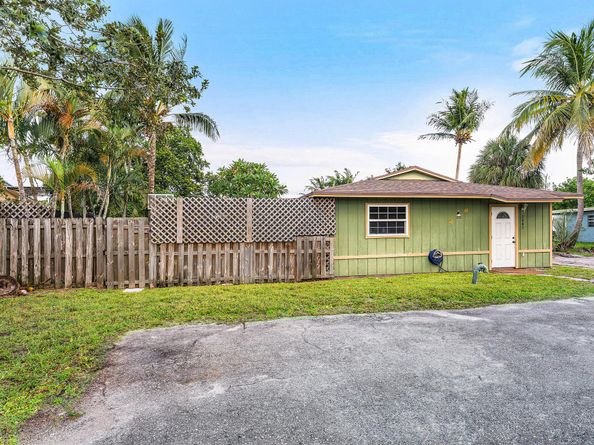 2907 Apalachee Road, Palm Springs FL 33406