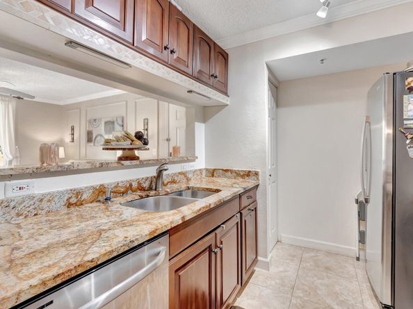 103 Yacht Club Way 206, Hypoluxo FL 33462