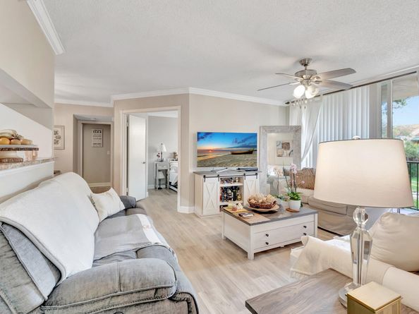 103 Yacht Club Way 206, Hypoluxo FL 33462