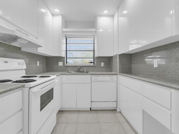 200 Jacaranda Country Club Drive 3c, Plantation FL 33324