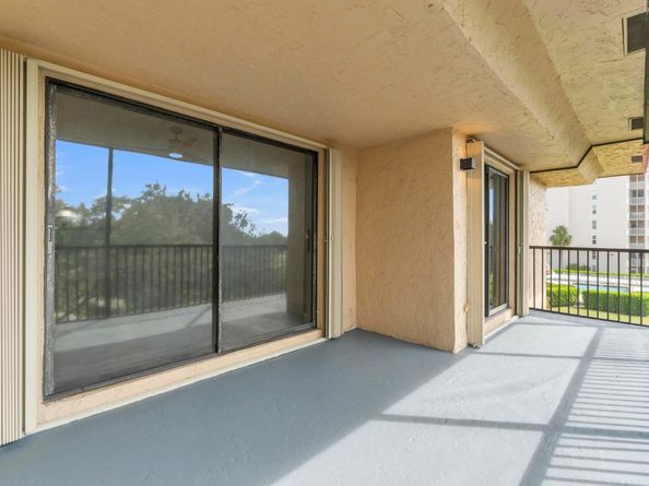 200 Jacaranda Country Club Drive 3c, Plantation FL 33324