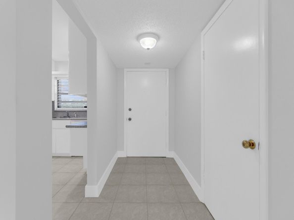 200 Jacaranda Country Club Drive 3c, Plantation FL 33324