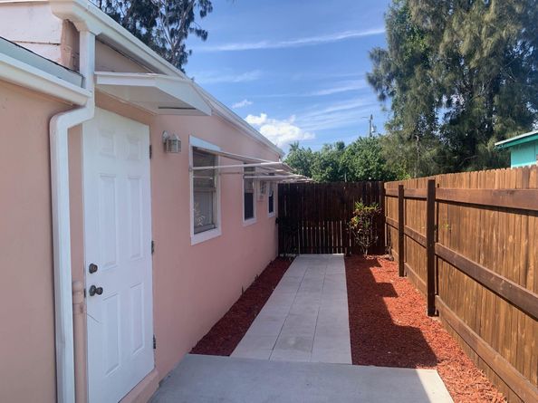 5701 Pinewood Ave, West Palm Beach FL 33407
