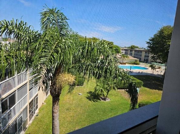 300 Village Green Circle S 406, Palm Springs FL 33461