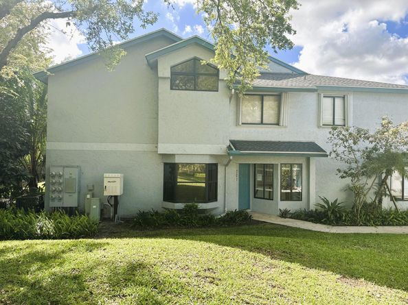 301 Harbour Pointe Way, Greenacres FL 33413