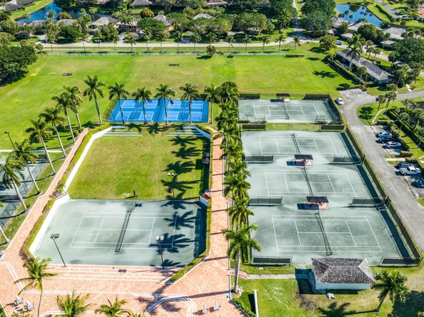 2800 Twin Oaks Way, Wellington FL 33414