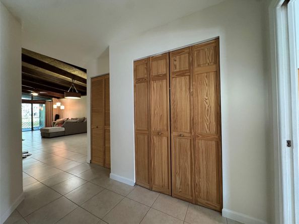 956 Mockingbird Ln 506, Plantation FL 33324