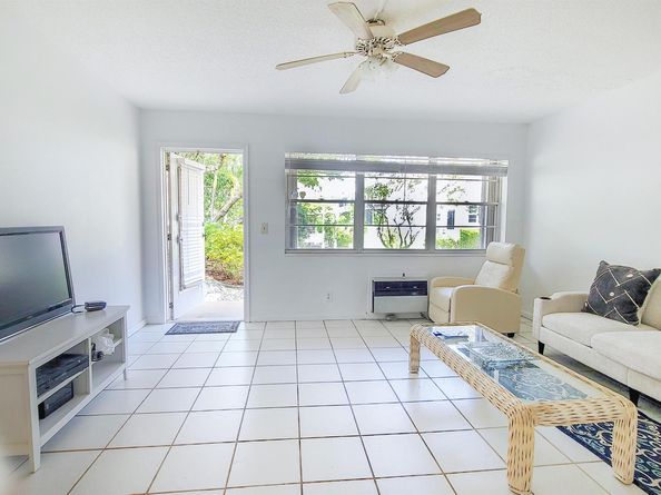 319 Chatham P, West Palm Beach FL 33417